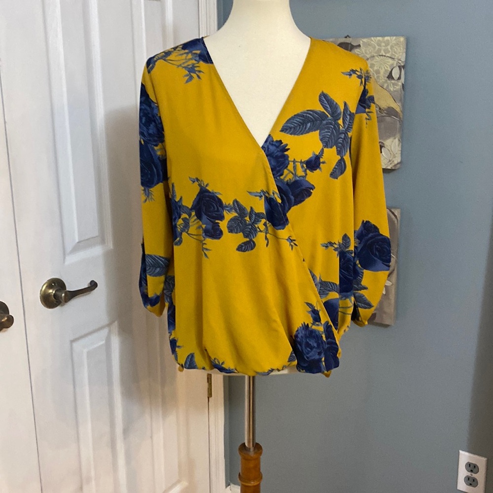 West Kei Women’s Large
Floral Blouse